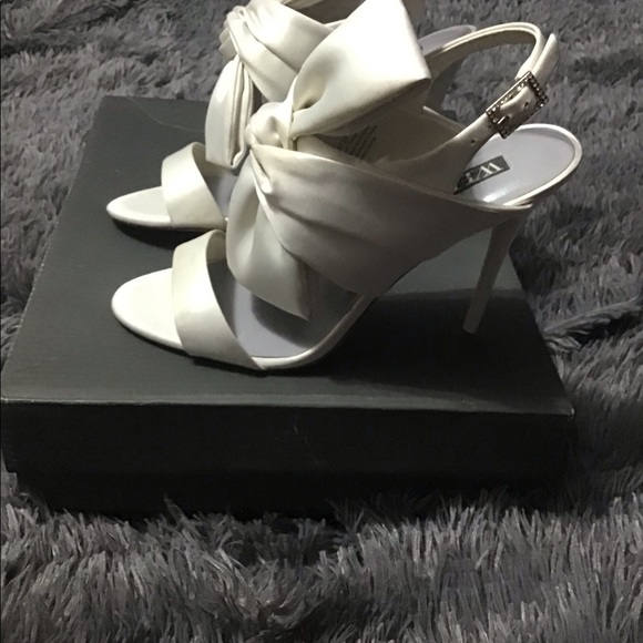 Vera Wang “White” Bow heels 8.5 EUC Rare - Picture 4 of 8